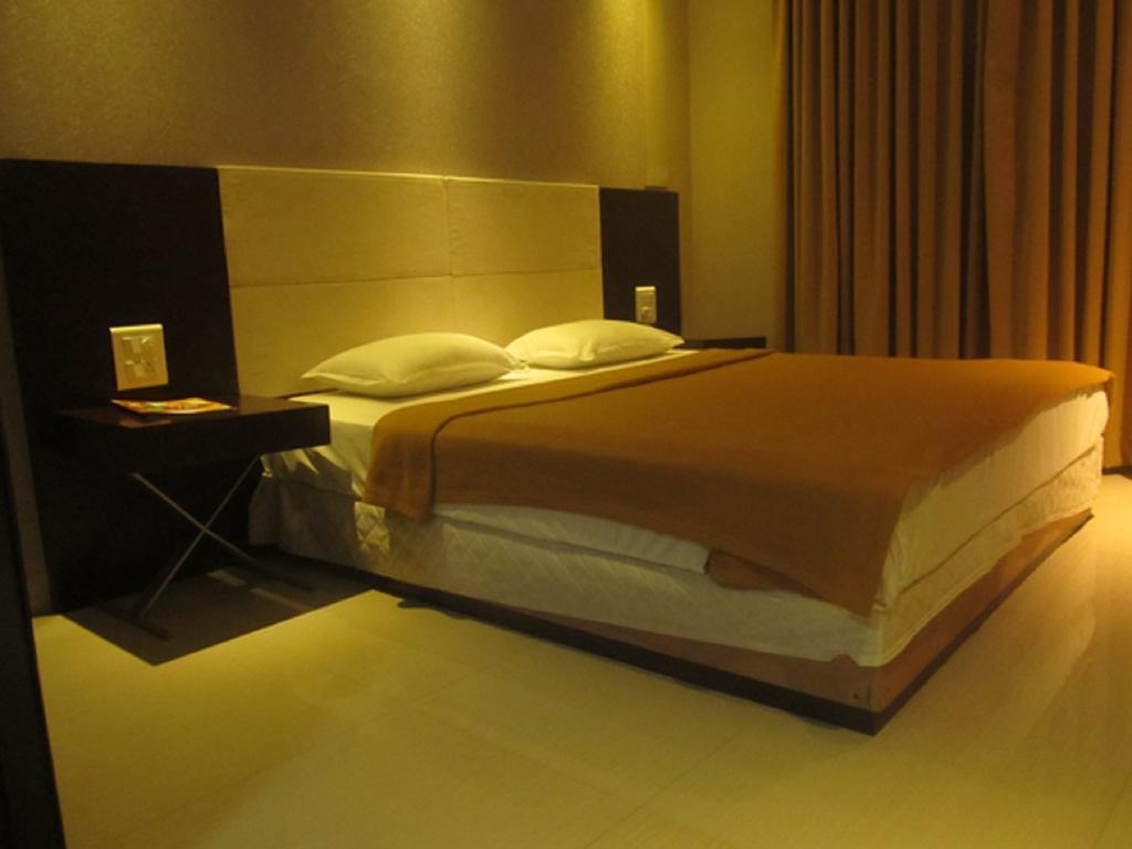 Hotel Blue Lagoon Daman Bagian luar foto
