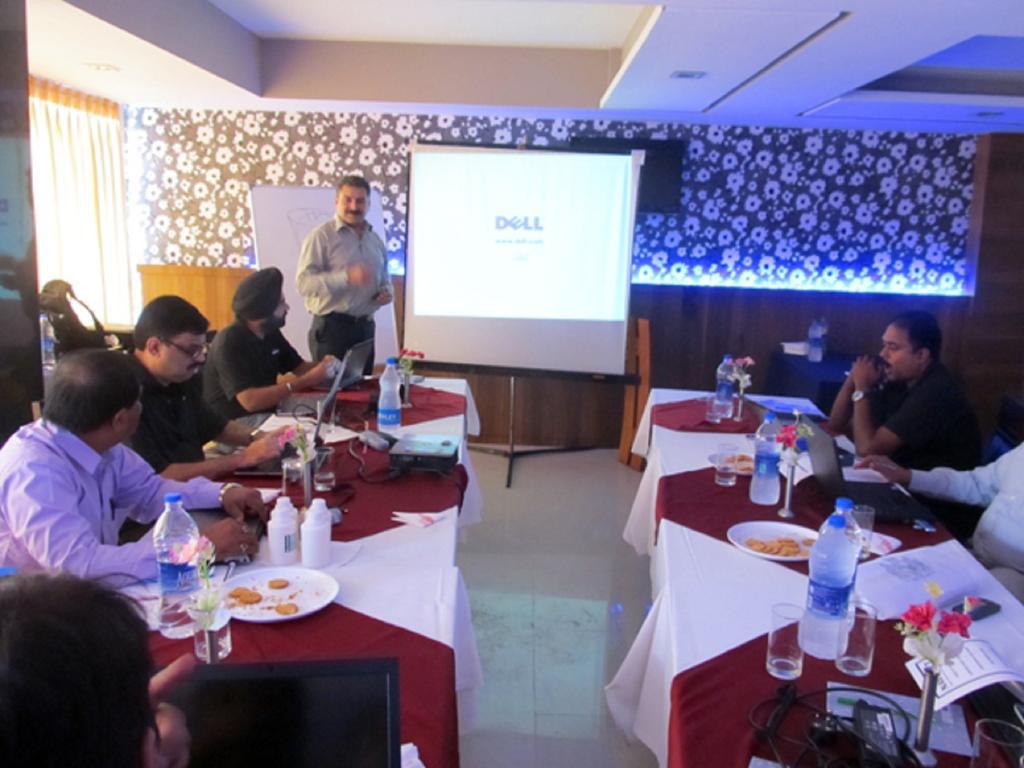 Hotel Blue Lagoon Daman Bagian luar foto