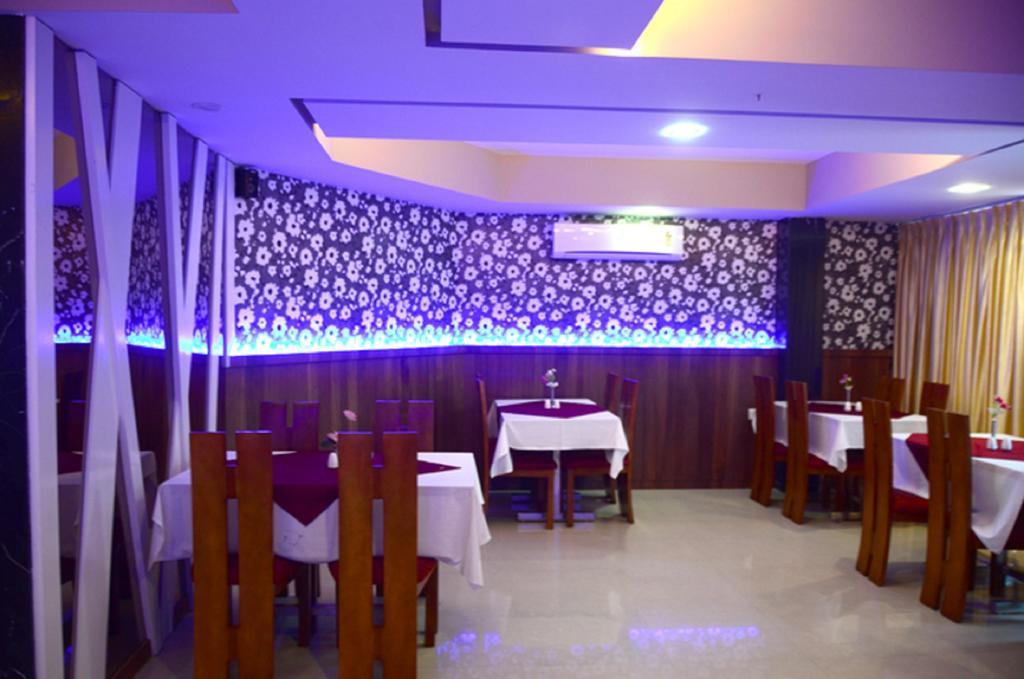 Hotel Blue Lagoon Daman Bagian luar foto