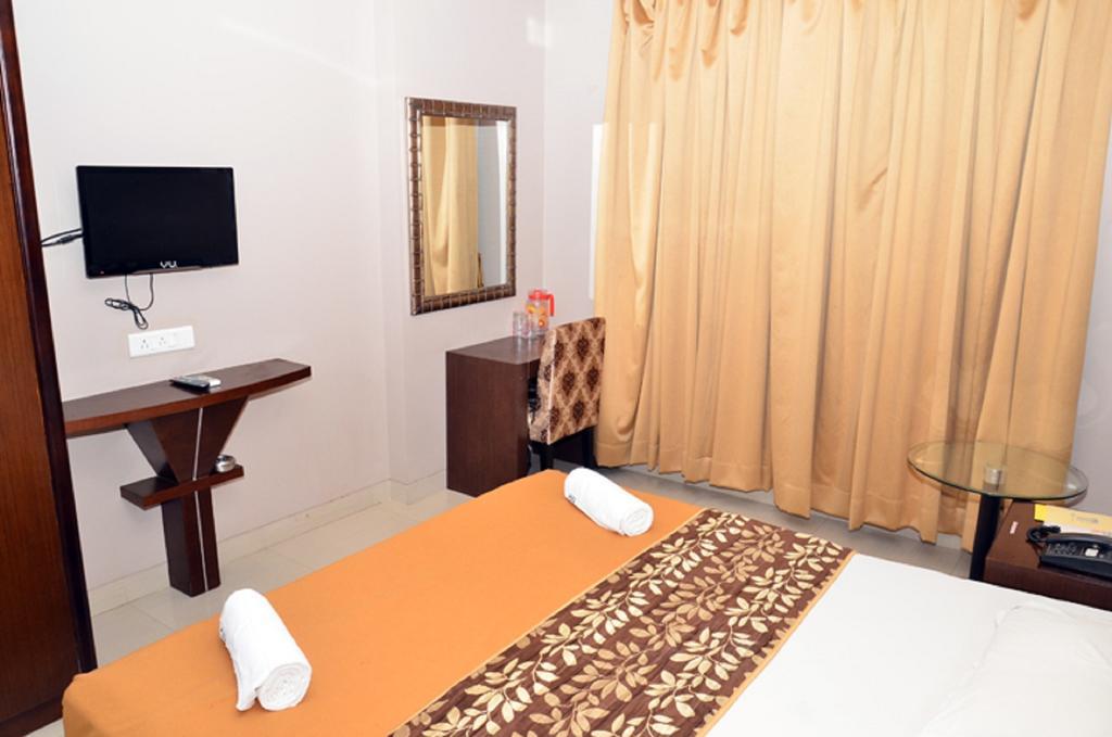 Hotel Blue Lagoon Daman Bagian luar foto