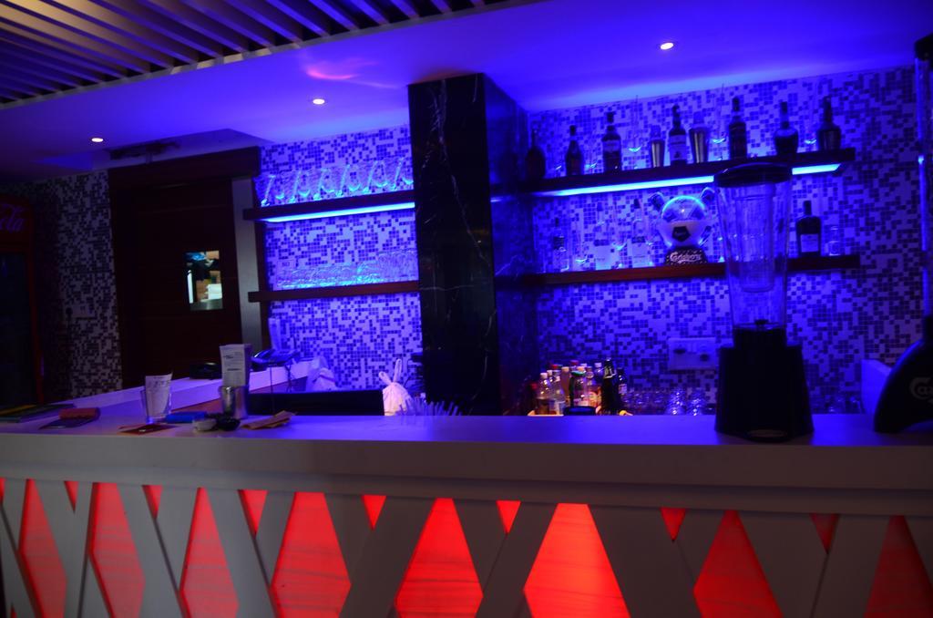 Hotel Blue Lagoon Daman Bagian luar foto