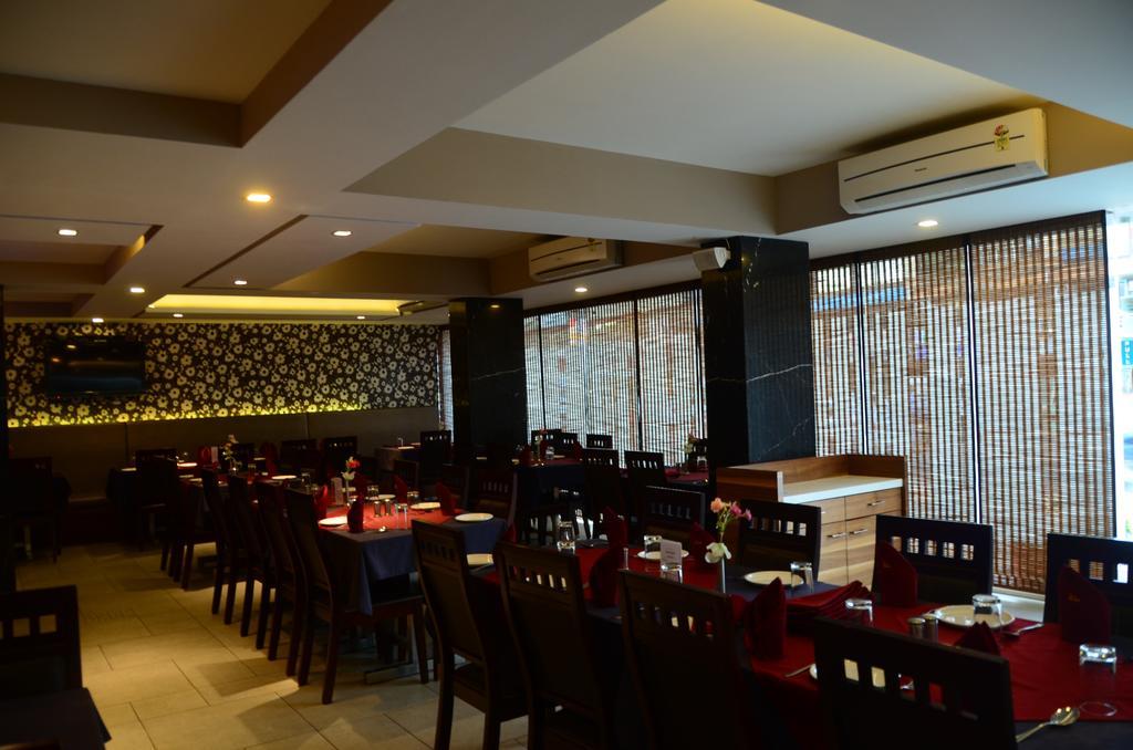 Hotel Blue Lagoon Daman Bagian luar foto