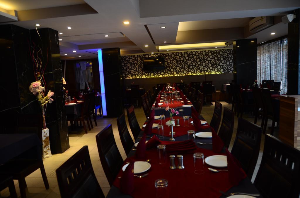 Hotel Blue Lagoon Daman Bagian luar foto