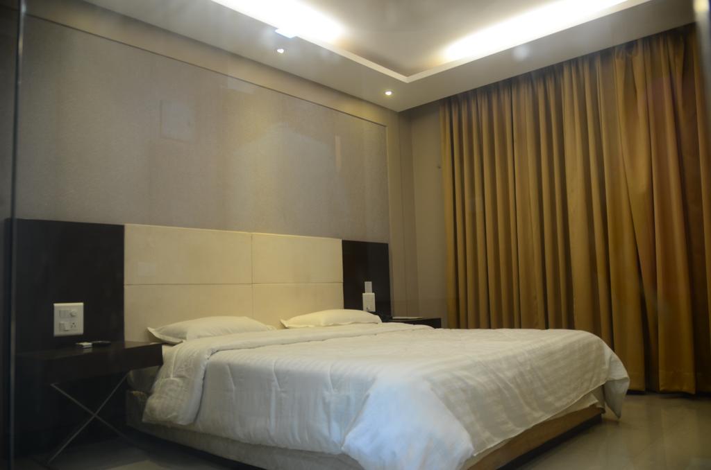 Hotel Blue Lagoon Daman Bagian luar foto